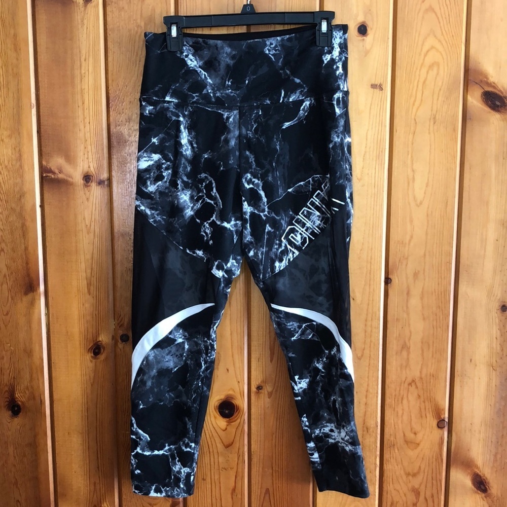 Pink Victoria’s Secret leggings cropped marble print size large vented ultimate‌
